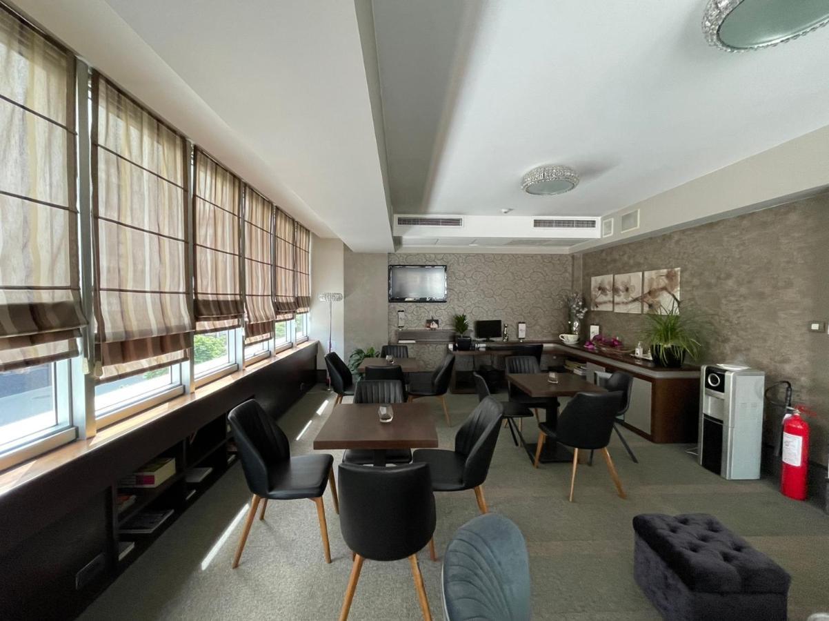 Queen'S Hotel - Zebra Centre Скопие Екстериор снимка