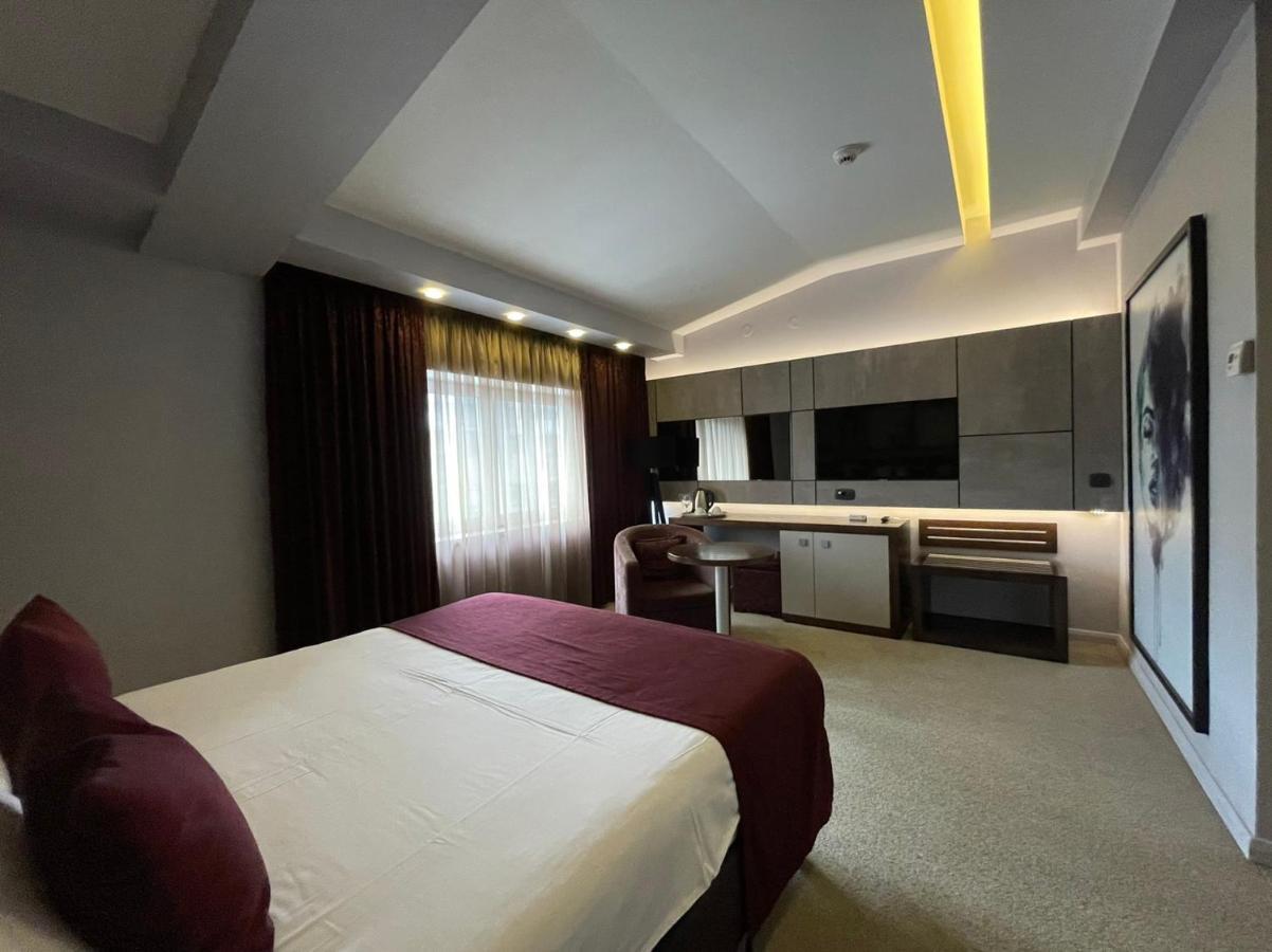 Queen'S Hotel - Zebra Centre Скопие Екстериор снимка