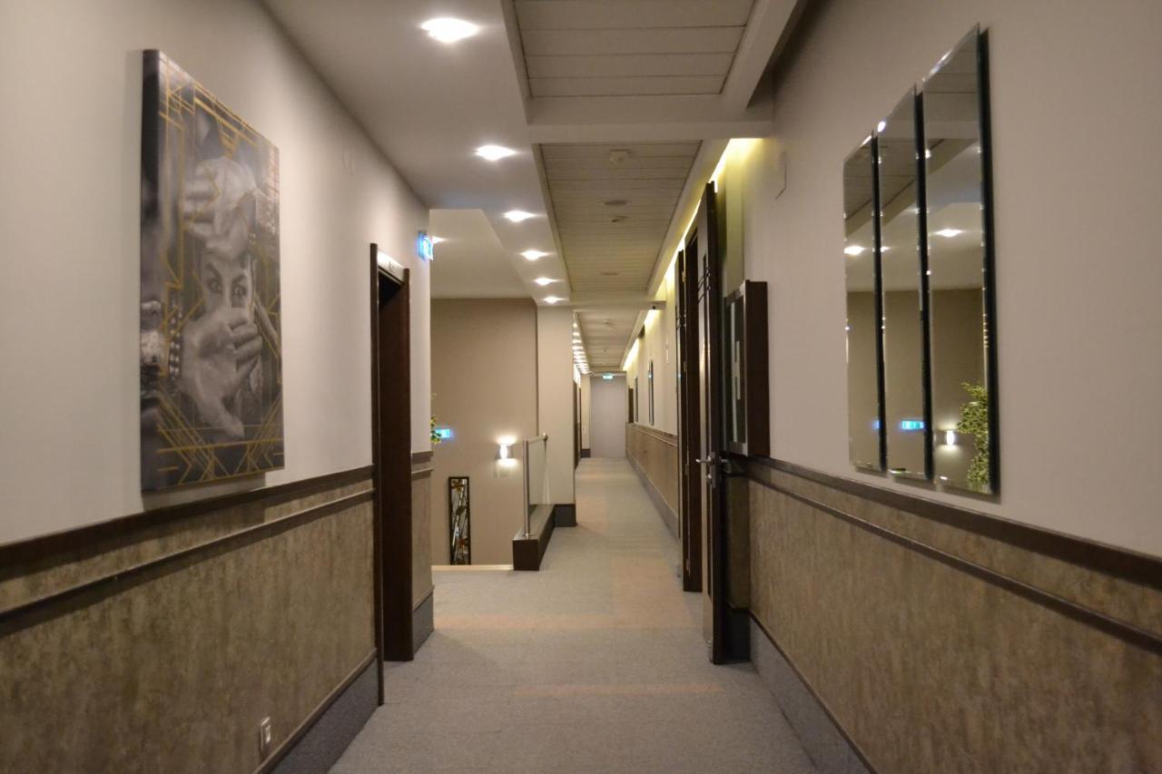 Queen'S Hotel - Zebra Centre Скопие Екстериор снимка