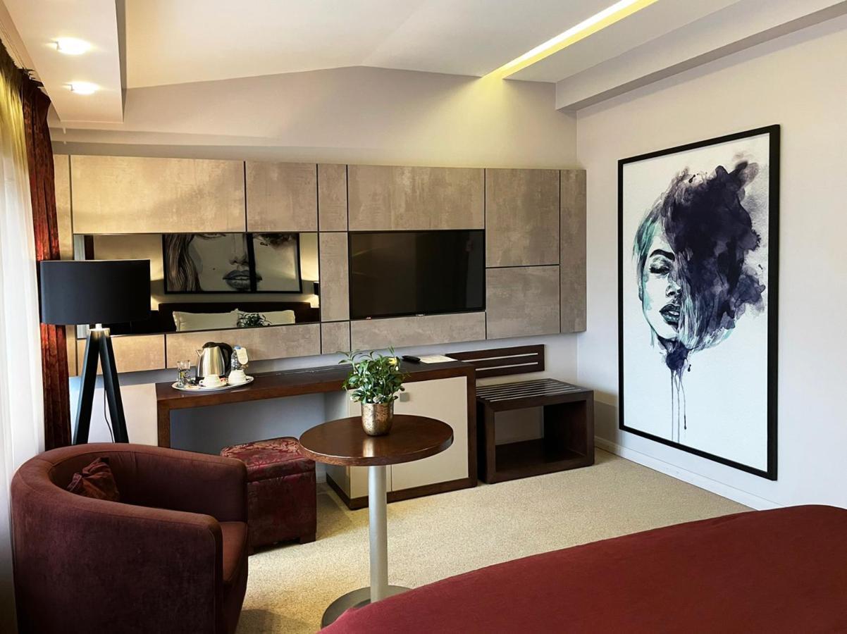 Queen'S Hotel - Zebra Centre Скопие Екстериор снимка