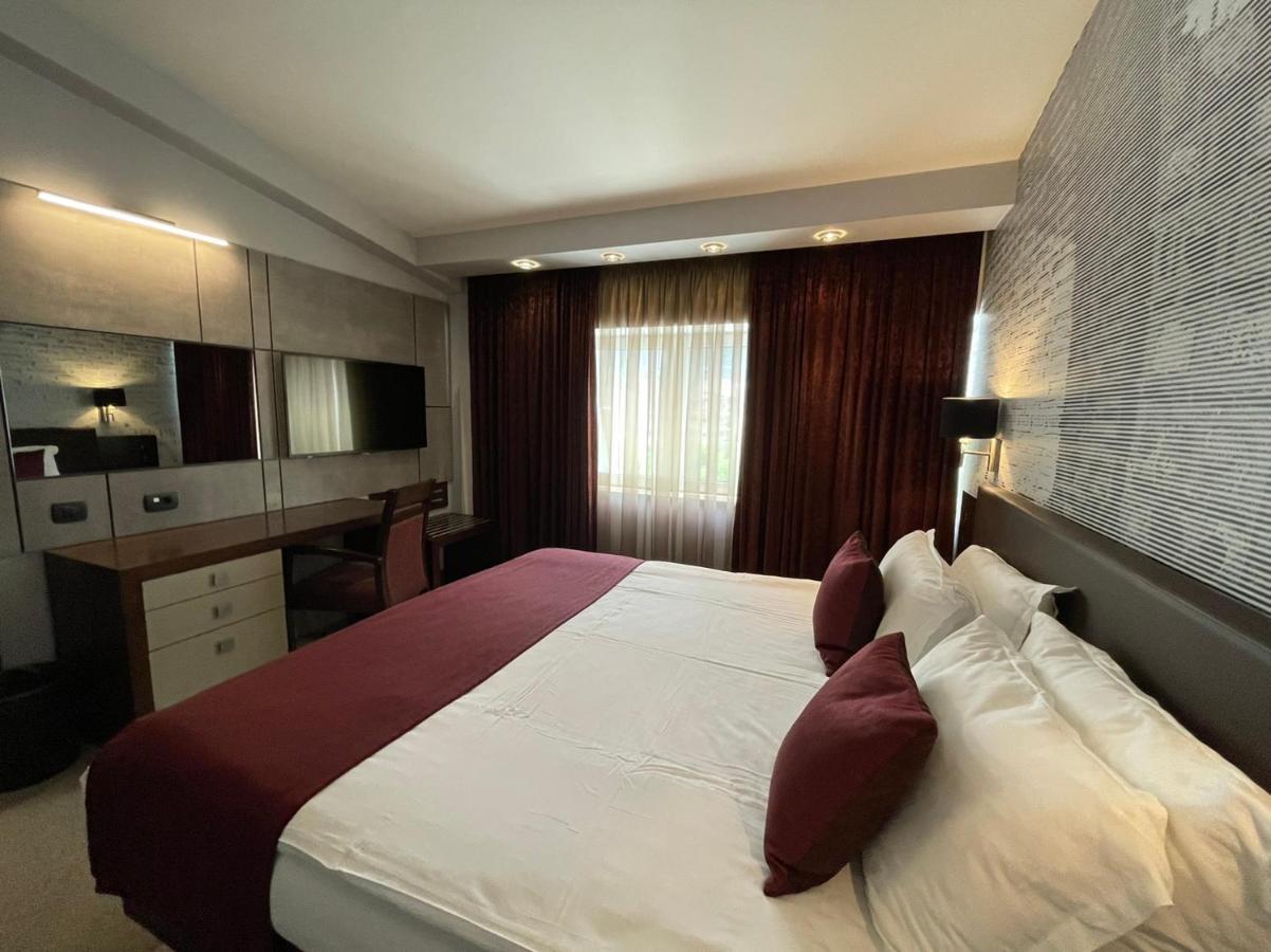 Queen'S Hotel - Zebra Centre Скопие Екстериор снимка