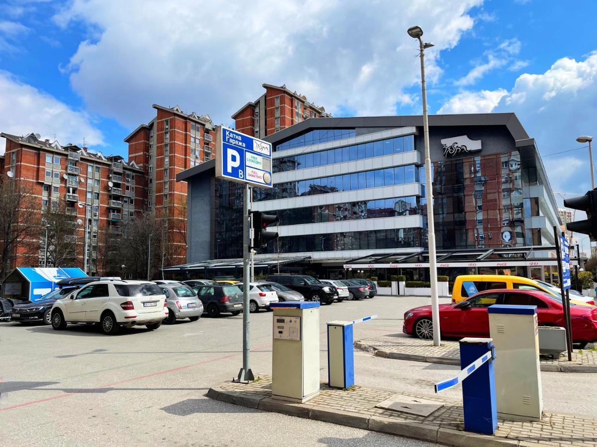 Queen'S Hotel - Zebra Centre Скопие Екстериор снимка