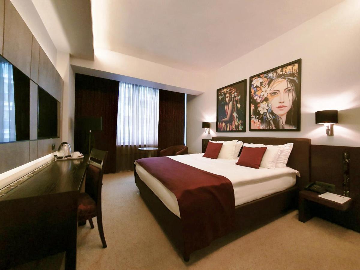 Queen'S Hotel - Zebra Centre Скопие Екстериор снимка