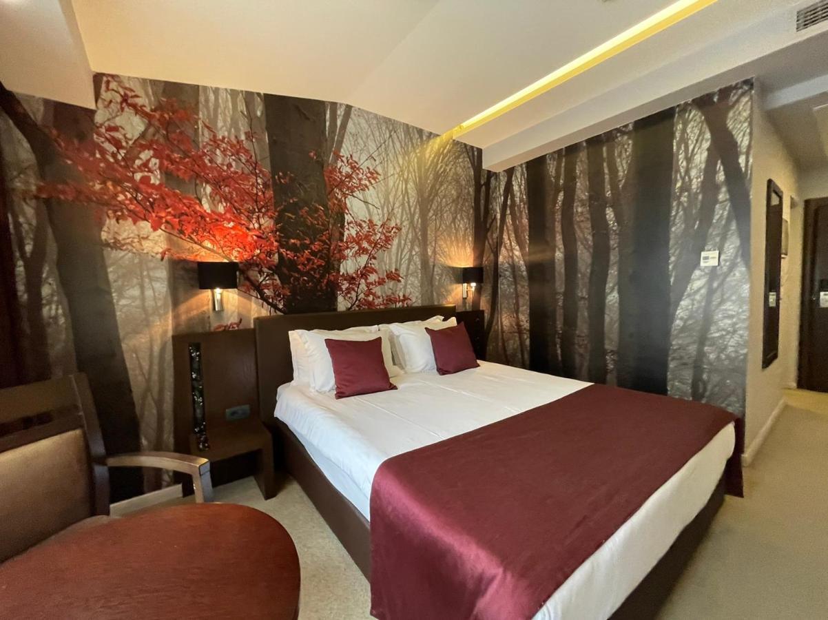 Queen'S Hotel - Zebra Centre Скопие Екстериор снимка