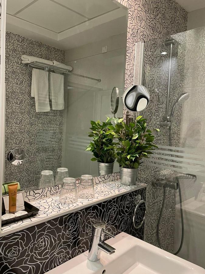 Queen'S Hotel - Zebra Centre Скопие Екстериор снимка
