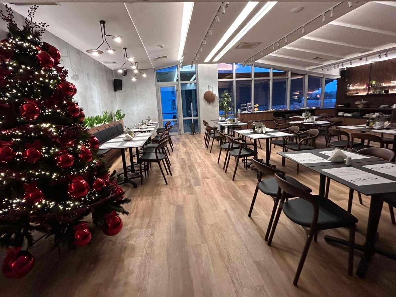 Queen'S Hotel - Zebra Centre Скопие Екстериор снимка