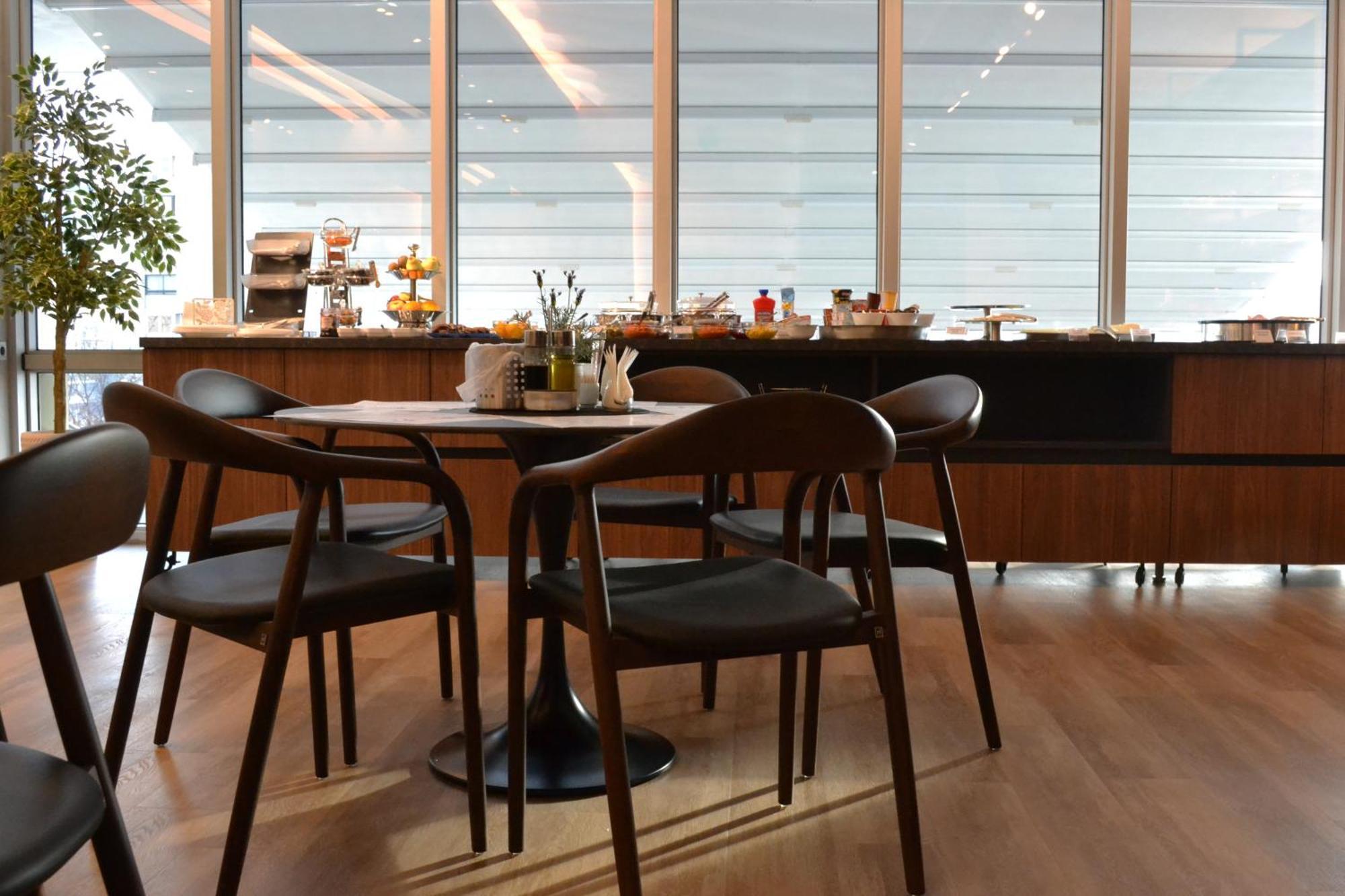 Queen'S Hotel - Zebra Centre Скопие Екстериор снимка
