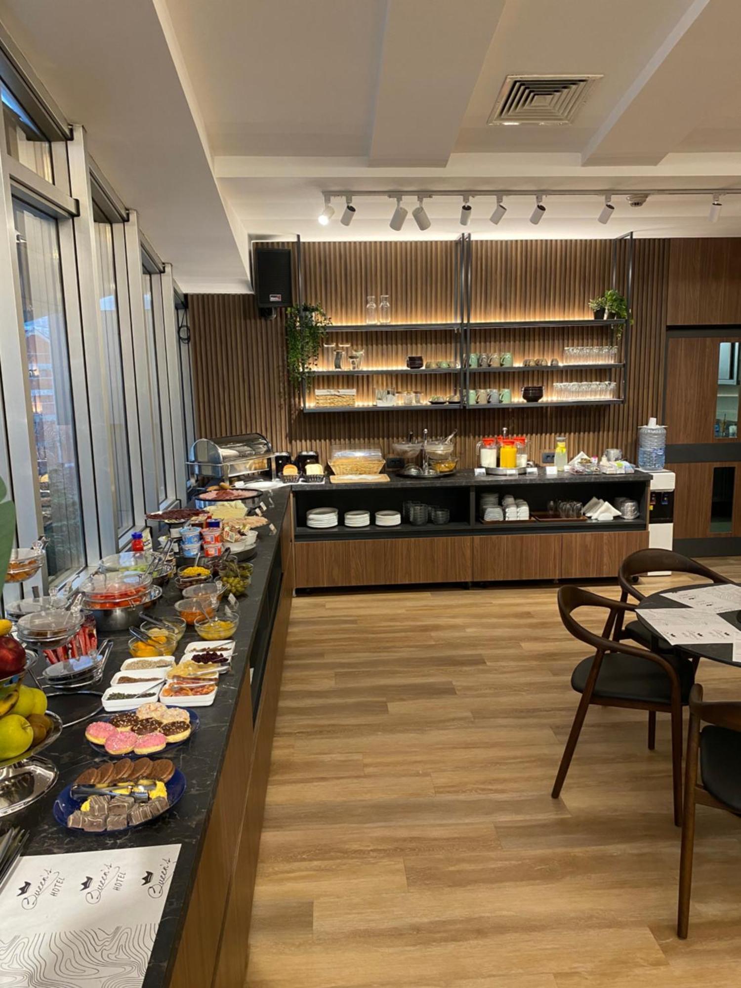 Queen'S Hotel - Zebra Centre Скопие Екстериор снимка