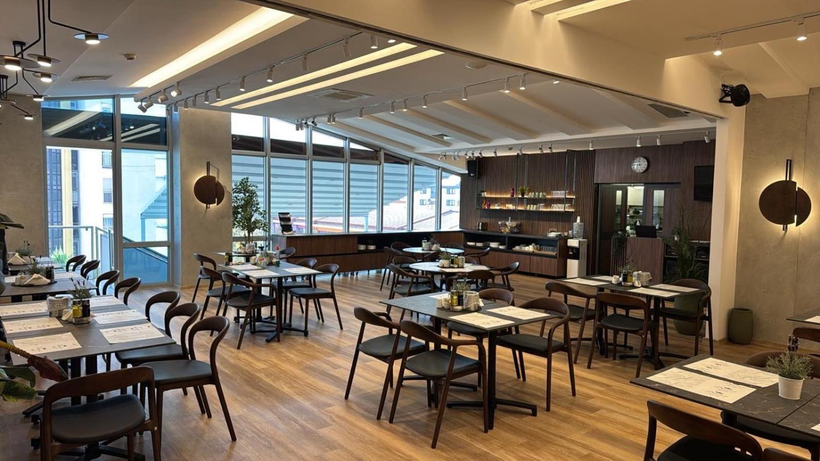 Queen'S Hotel - Zebra Centre Скопие Екстериор снимка