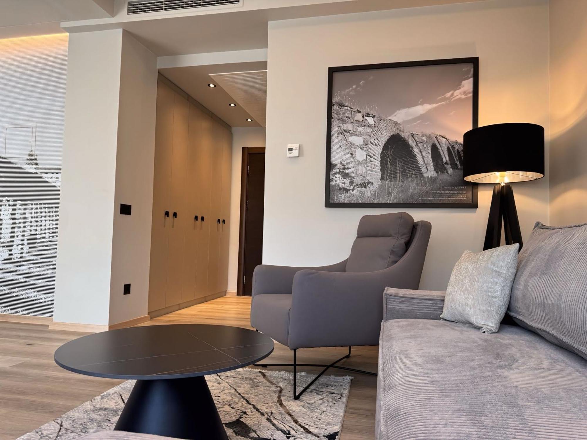 Queen'S Hotel - Zebra Centre Скопие Екстериор снимка