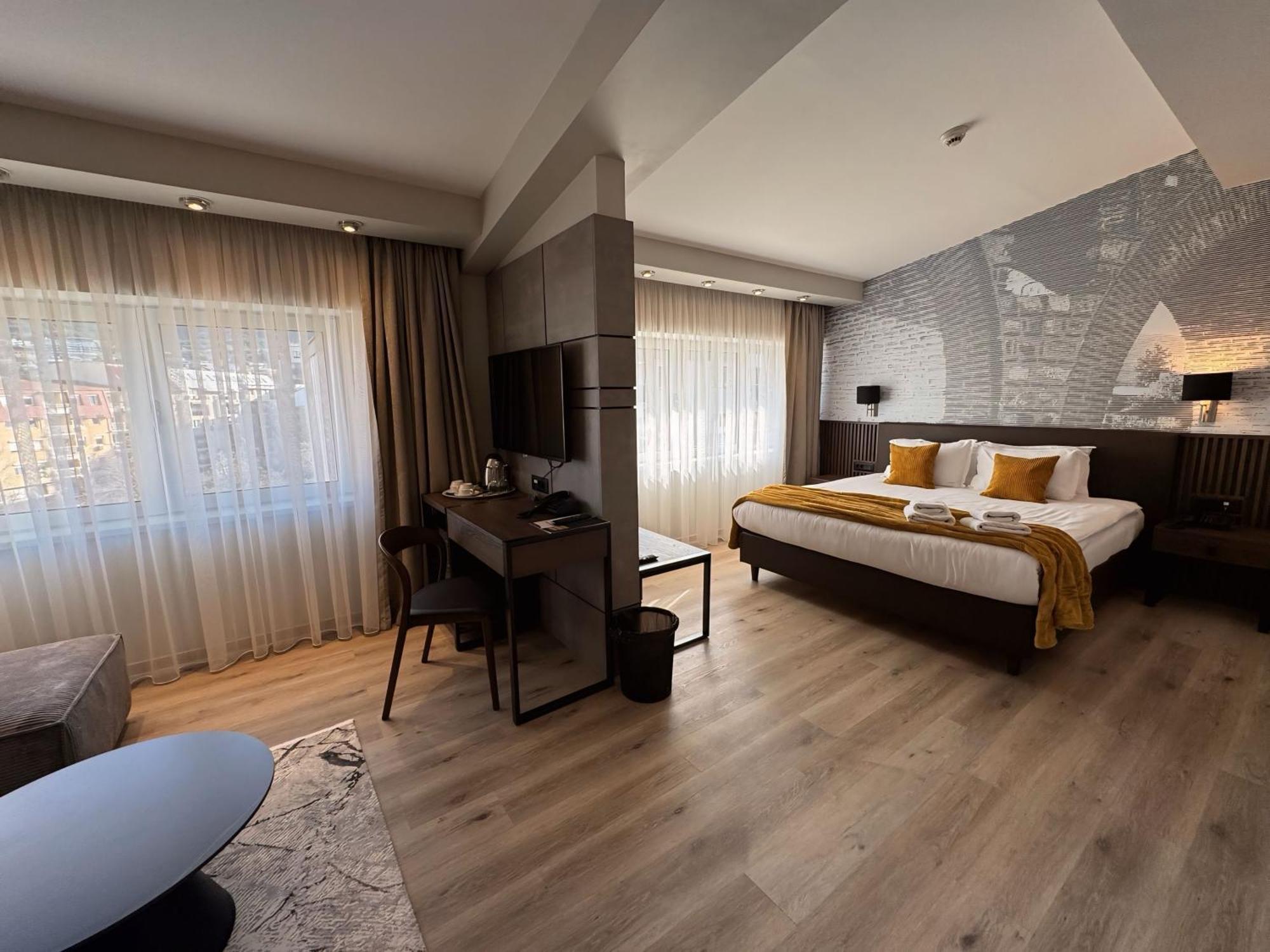 Queen'S Hotel - Zebra Centre Скопие Екстериор снимка