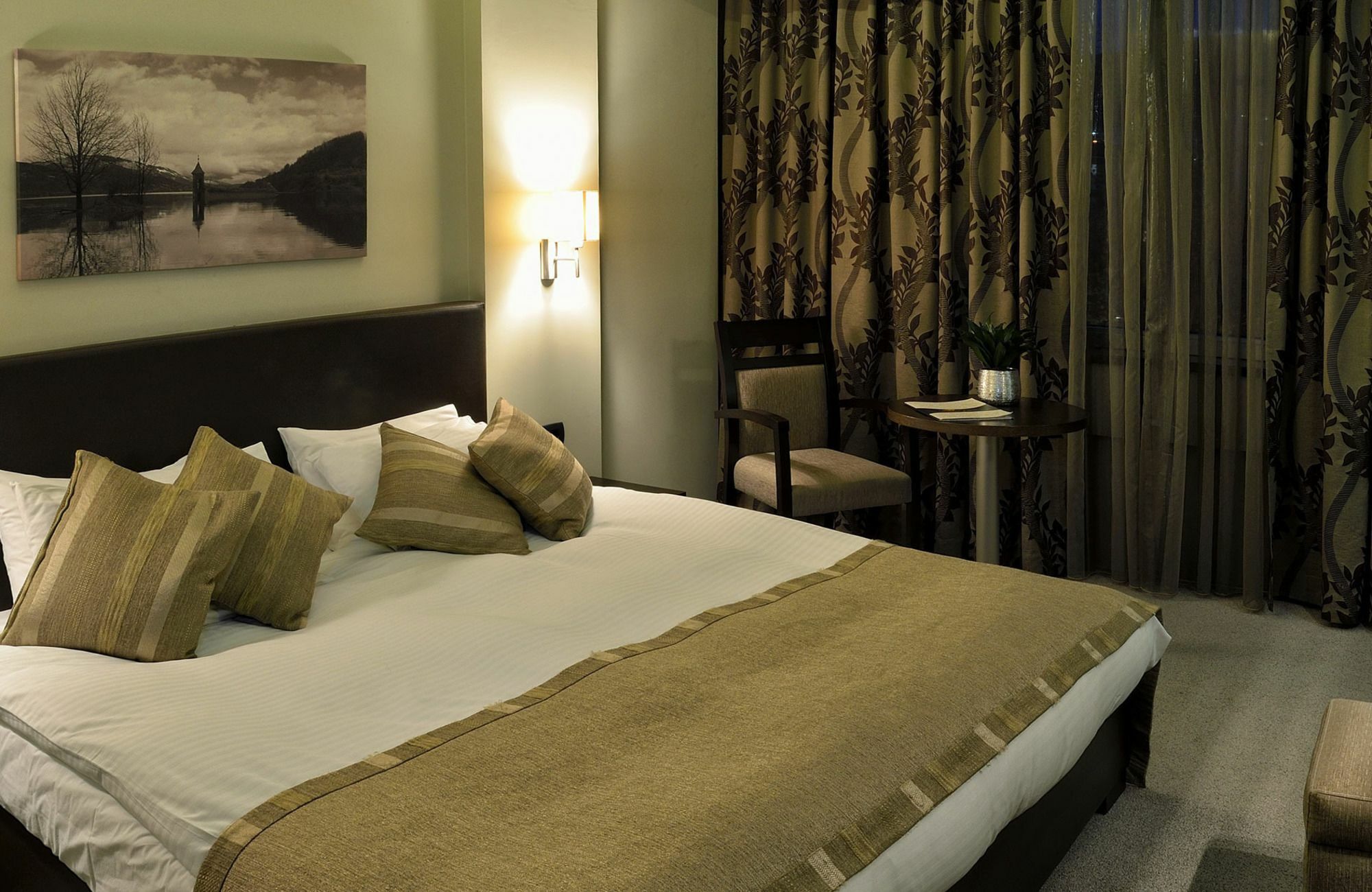 Queen'S Hotel - Zebra Centre Скопие Екстериор снимка