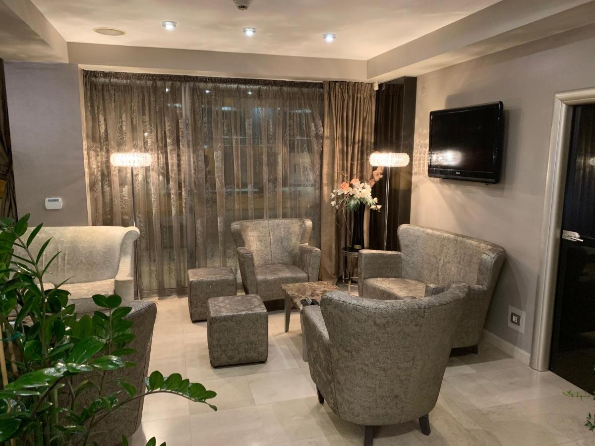 Queen'S Hotel - Zebra Centre Скопие Екстериор снимка